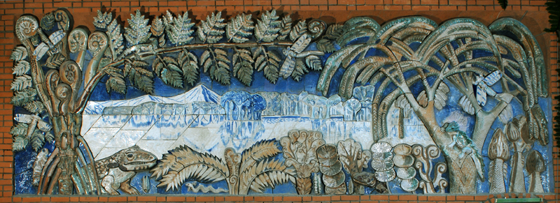 Керамическое фасадное панно с изображением на голубом фоне