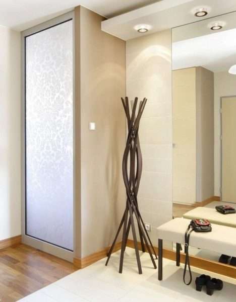 стильная вешалка и шкаф в коридоре в однокомнатной квартире