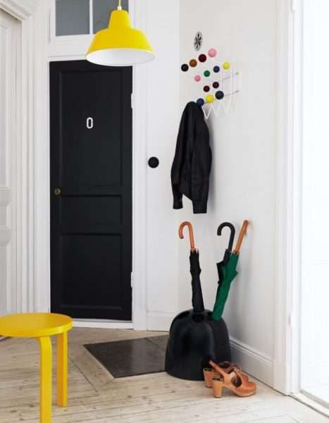 жёлтая мебель в коридоре однокомнатной квартиры