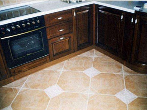 бежевая плитка на полу кухни