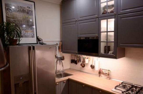 серый угловой шкаф под мойку на кухне