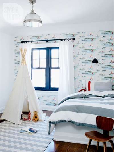 палатка из простыни и палок в детской комнате мальчика в морском стиле