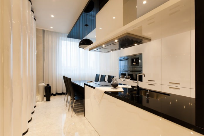 светлые шторы в интерьере белой кухни