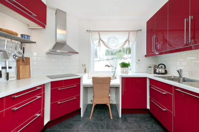 шторы на кухне с красными фасадами