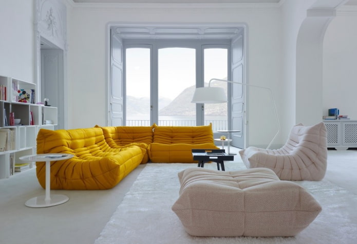 диван ярко-желтого цвета в интерьере