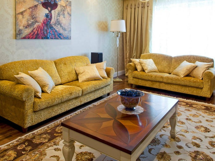 диван желтого цвета в классическом стиле