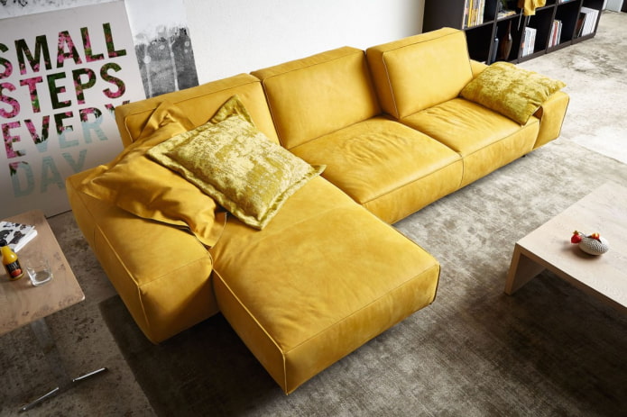 модульный диван желтого цвета в интерьере