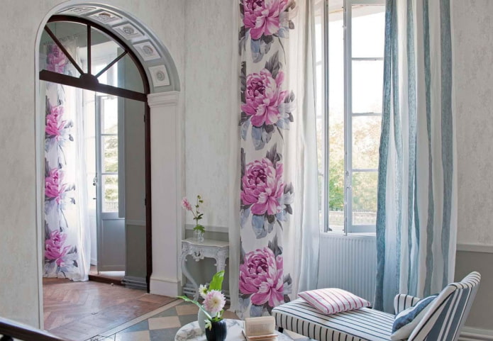 шторы с цветочным принтом в интерьере