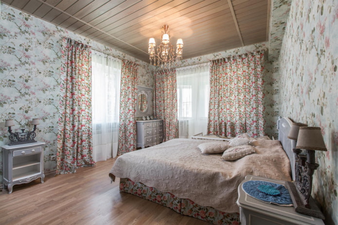 шторы с мелким цветочным принтом в спальне