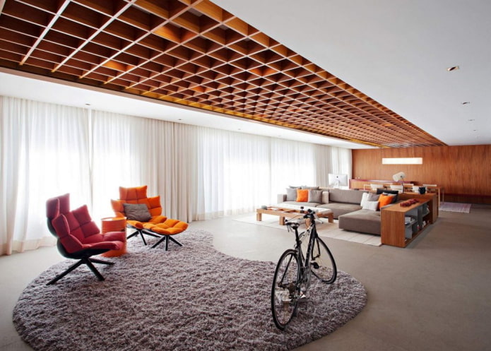 потолок из деревянных решеток в гостиной