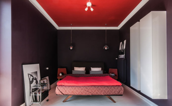 красный потолок в интерьере спальни