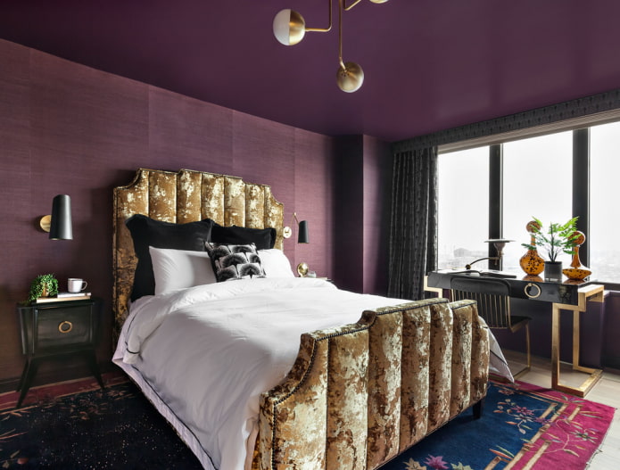 фиолетовый потолок в интерьере спальни