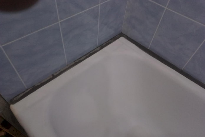 закрыть щель в ванной цементом