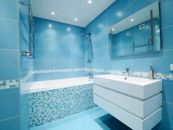 Маленькая ванная комната в голубом цвете