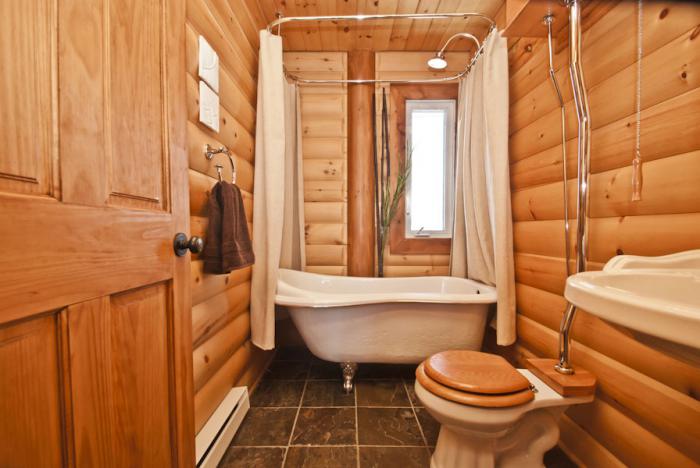 Интерьер узкой ванной комнаты в доме из дерева