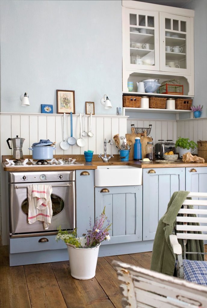 Деревенская кухня с мебелью светло-голубого цвета