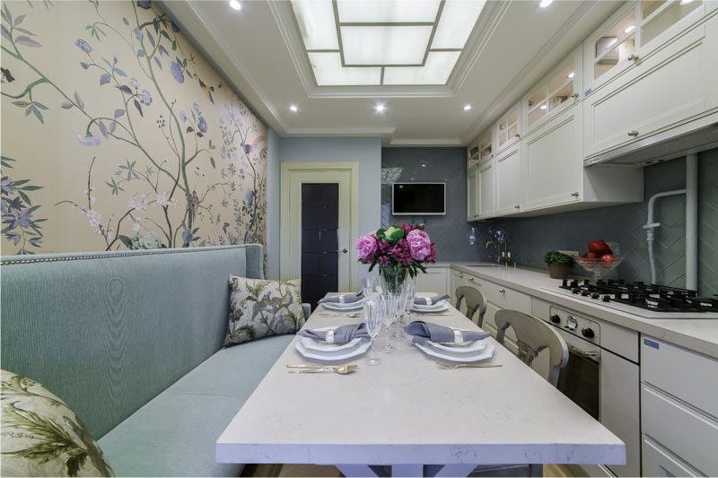 Дизайн узкой кухни в стиле прованс с голубым диваном