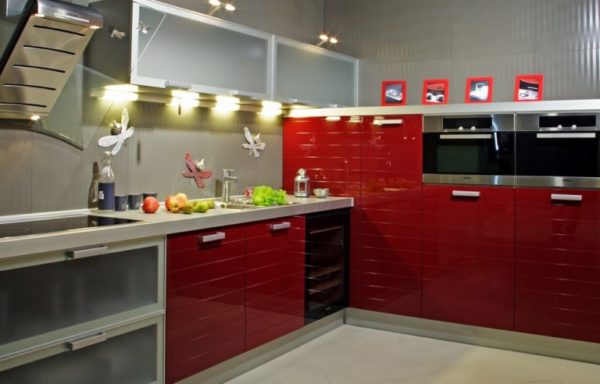Кухонный гарнитур с глянцевыми красными фасадами