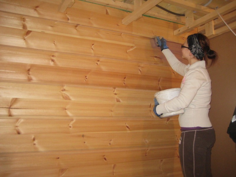 Покрытие лаком деревянных стен в санузле частного дома