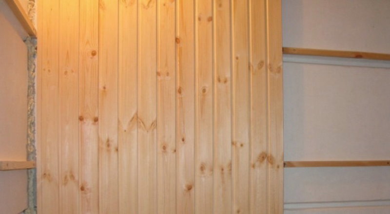 Деревянные панели на стене с обрешеткой