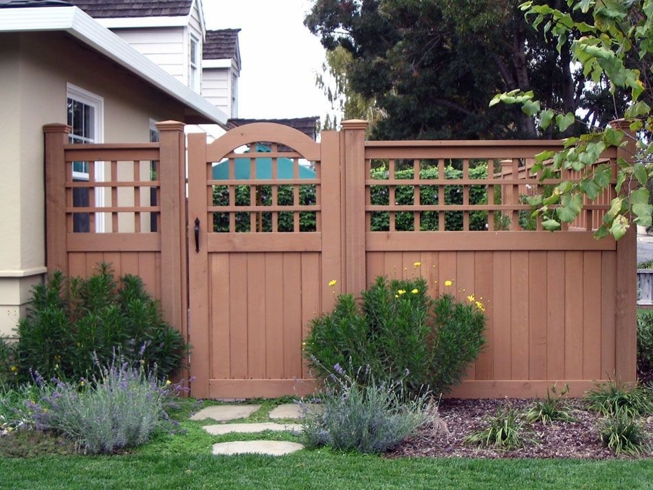Деревянный забор с решетчатым верхом во дворе дома