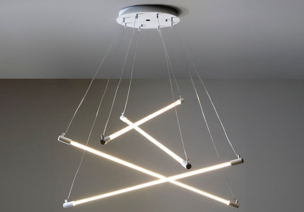 Люстра из люминесцентных ламп для гостиной в стиле лофт