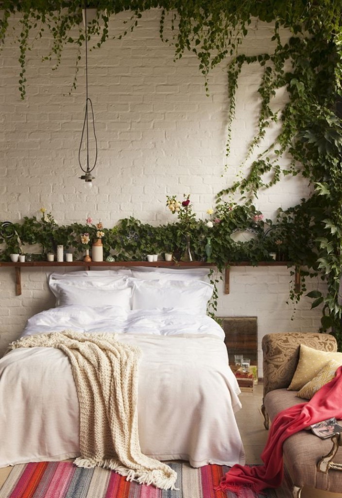 Зеленый растения в спальне стиля бохо