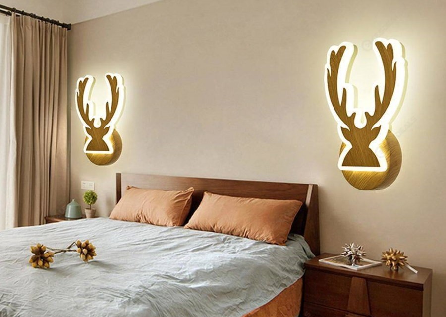 Самодельные светильники на стене спальни