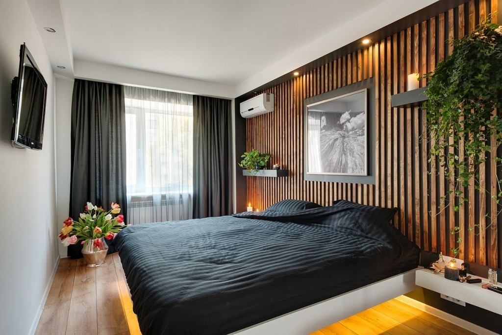 Деревянные рейки на стене спальни с черными шторами