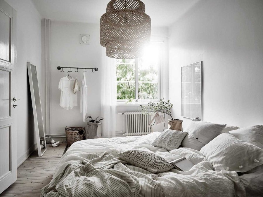 Естественное освещение в спальне с белыми стенами