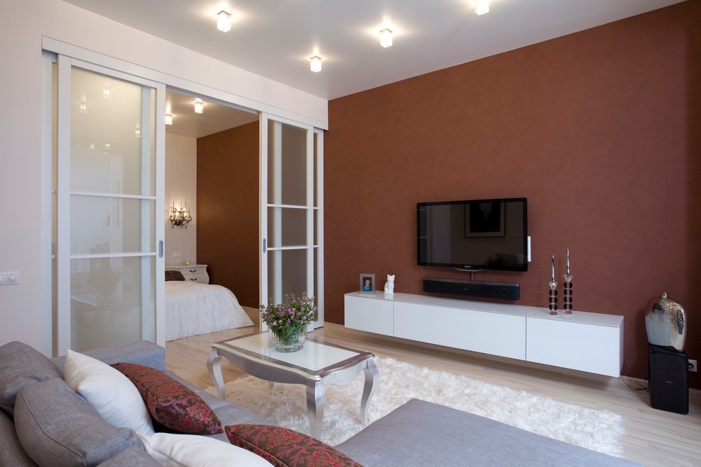 Белая перегородка в гостиной с коричневыми стенами
