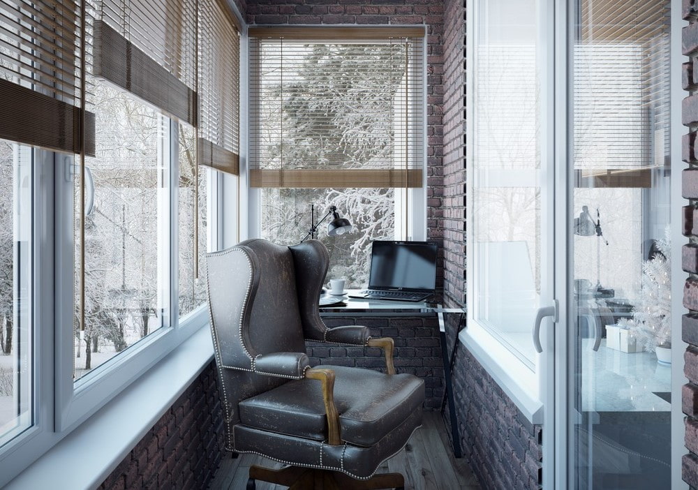 Мини-офис на балконе двухкомнатной квартиры