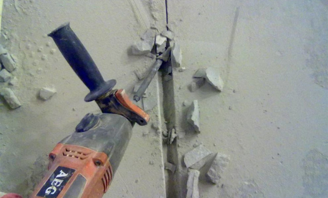 Штробление стен перфаратором лоя монтажа скрытой электропроводки