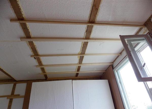 Делая обрешетку, не стоит крепить много деревянных брусов, поскольку потолок из сайдинга имеет небольшой вес  