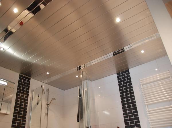 Металлический потолок из сайдинга отлично подходит для ванной, выполненной в стиле хай-тек