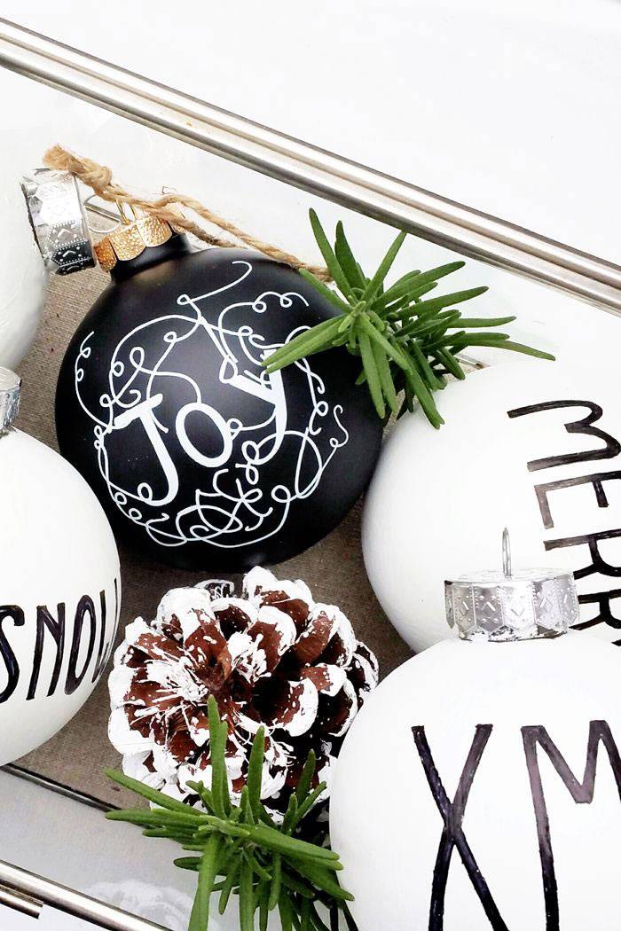 черные и белые шары в новогоднем декоре 