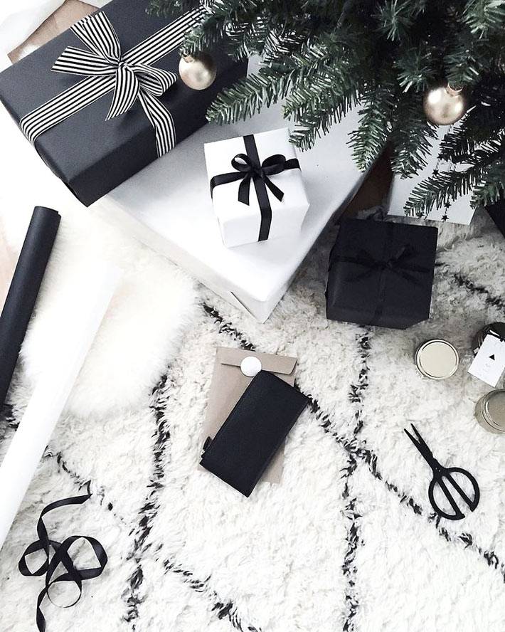 черно-белые цвета для новогодней мишуры и подарков