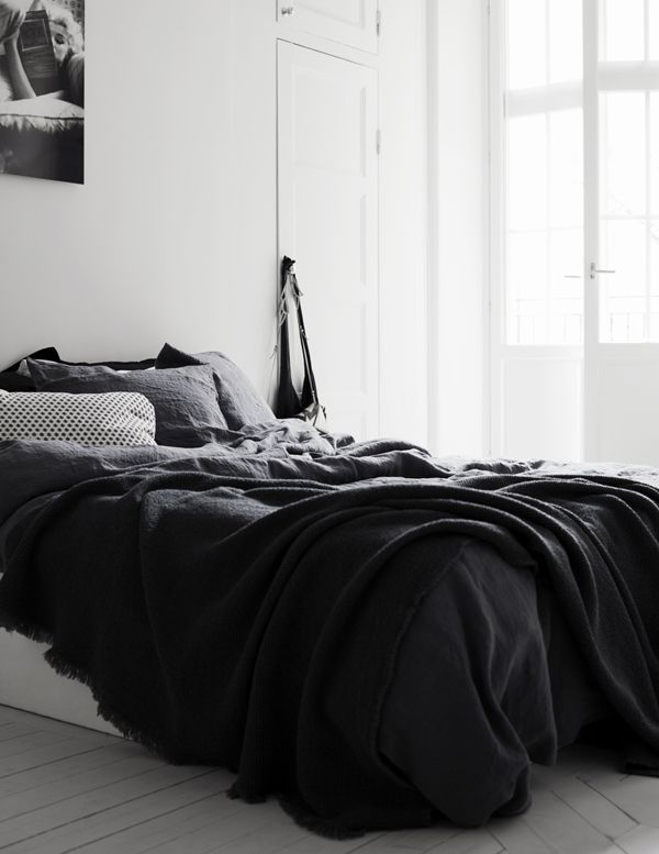 Черное постельное белье в спальне