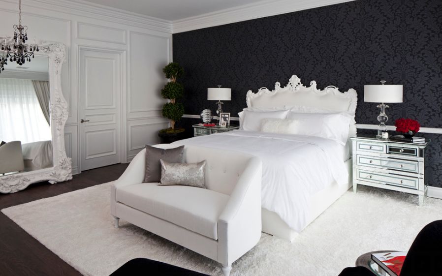 Белая кровать на фоне черной стены в спальне