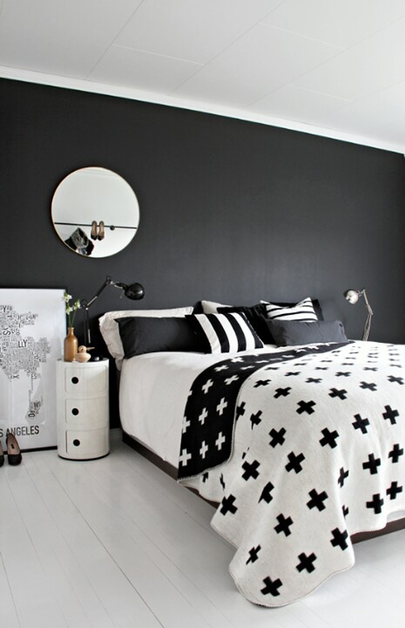 Постельное белье в черно-белом цвете в спальне