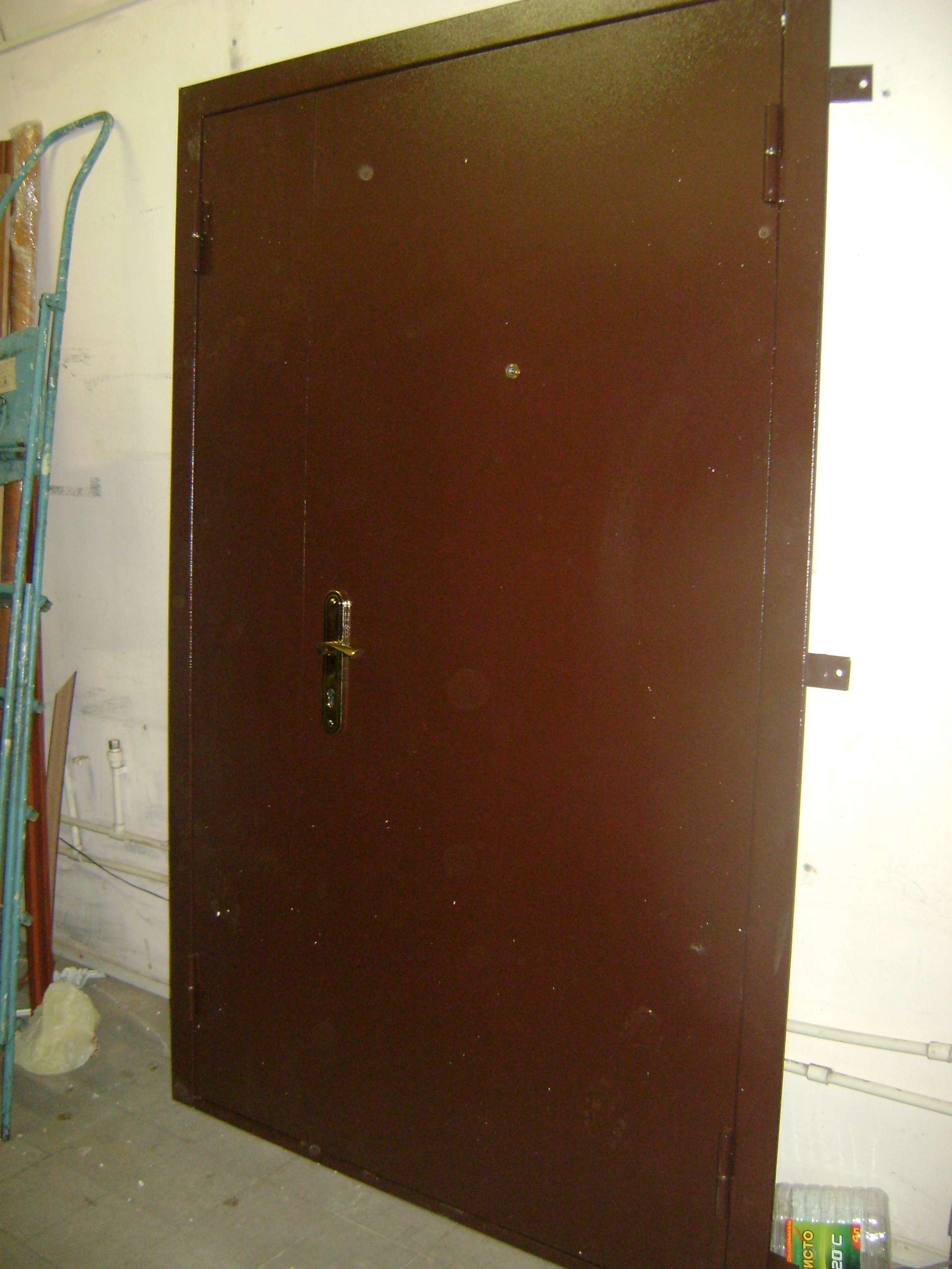 Входная металлическая подъездная (тамбурная) дверь эконом (900*2050). Дверь тамбурная металлическая. Дверь металлическая входная в тамбур. Дверь металлическая тамбурная с остеклением.