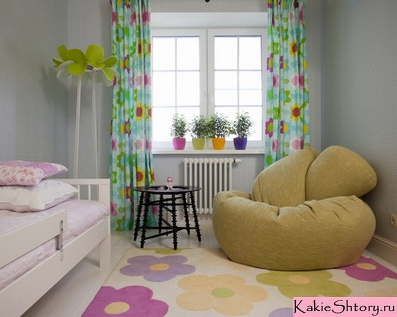 шторы с цветочным принтом в комнате девочки