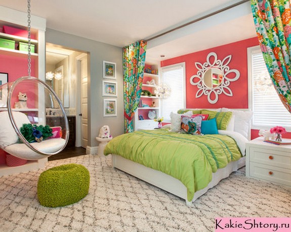 сочетание цвета декора комнаты и цветочных занавесок