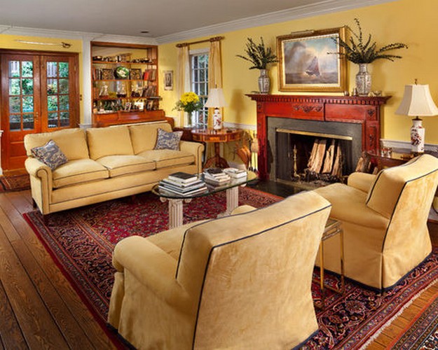желтый диван в классической гостиной