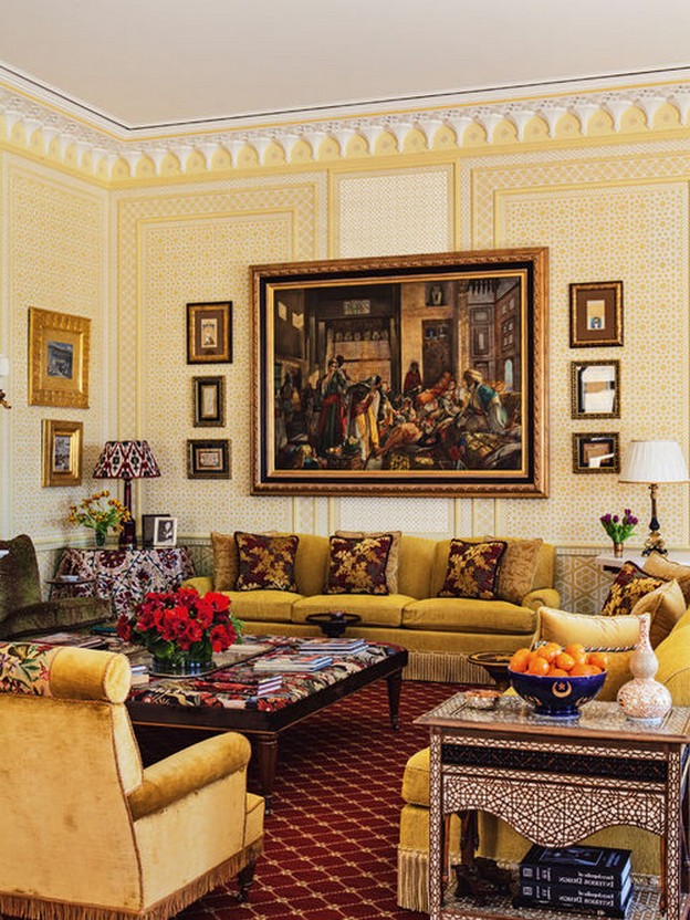 желтый диван в гостиной в английском стиле