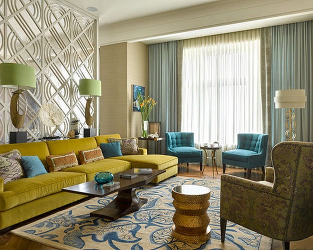 желтый диван и голубые шторы