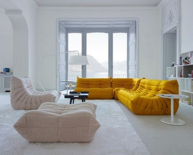 желтый диван в гостиной модерн