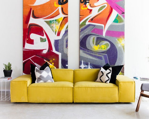 желтый диван в гостиной поп арт