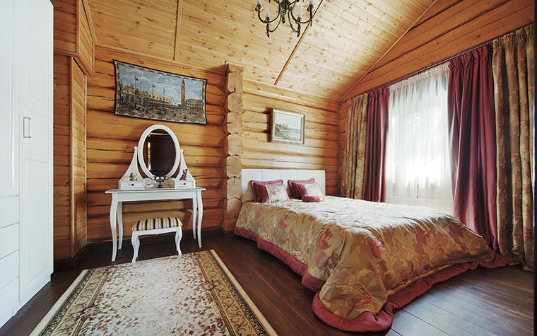 Для спальни в загородном доме отлично подойдут классический, средиземноморской, а также стиль лофт и прованс