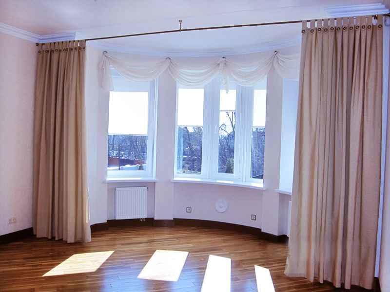 В большинстве стилей позволительно использовать шторы, которые отличаются по цвету от общего интерьера